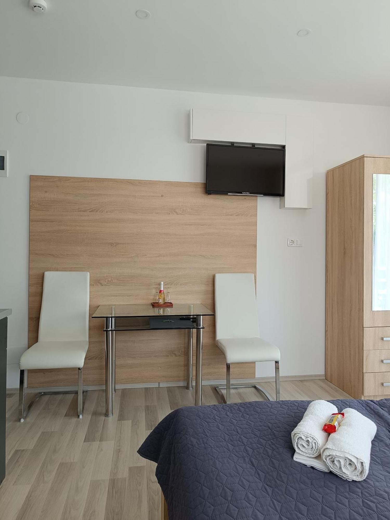 Ujhely Apartmanhaz * Siofok
