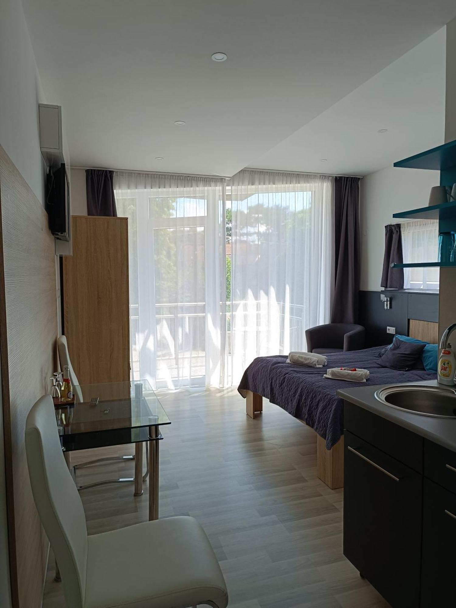 Ujhely Apartmanhaz Apartment *