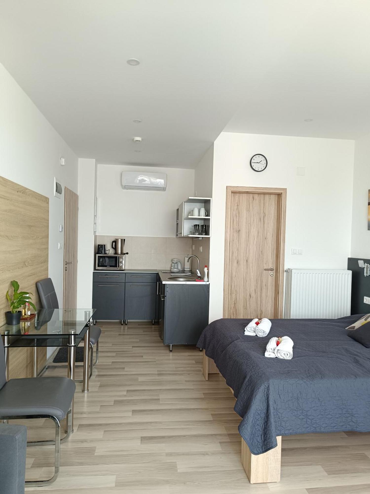 Apartment Ujhely Apartmanhaz *