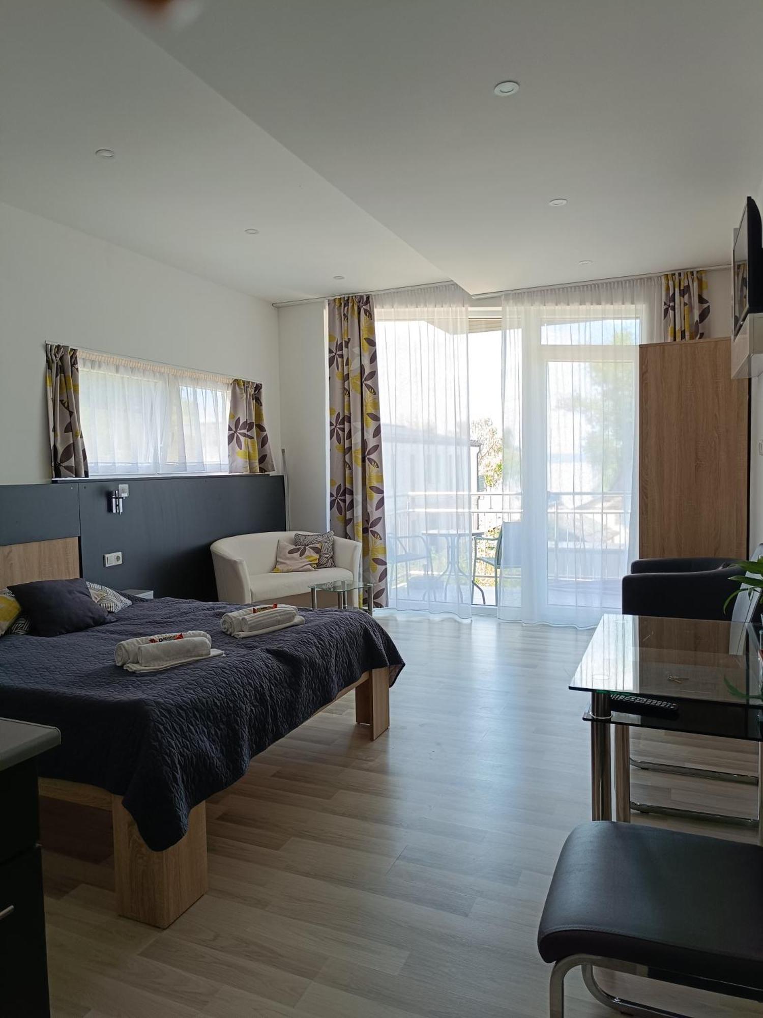 Ujhely Apartmanhaz * Siofok