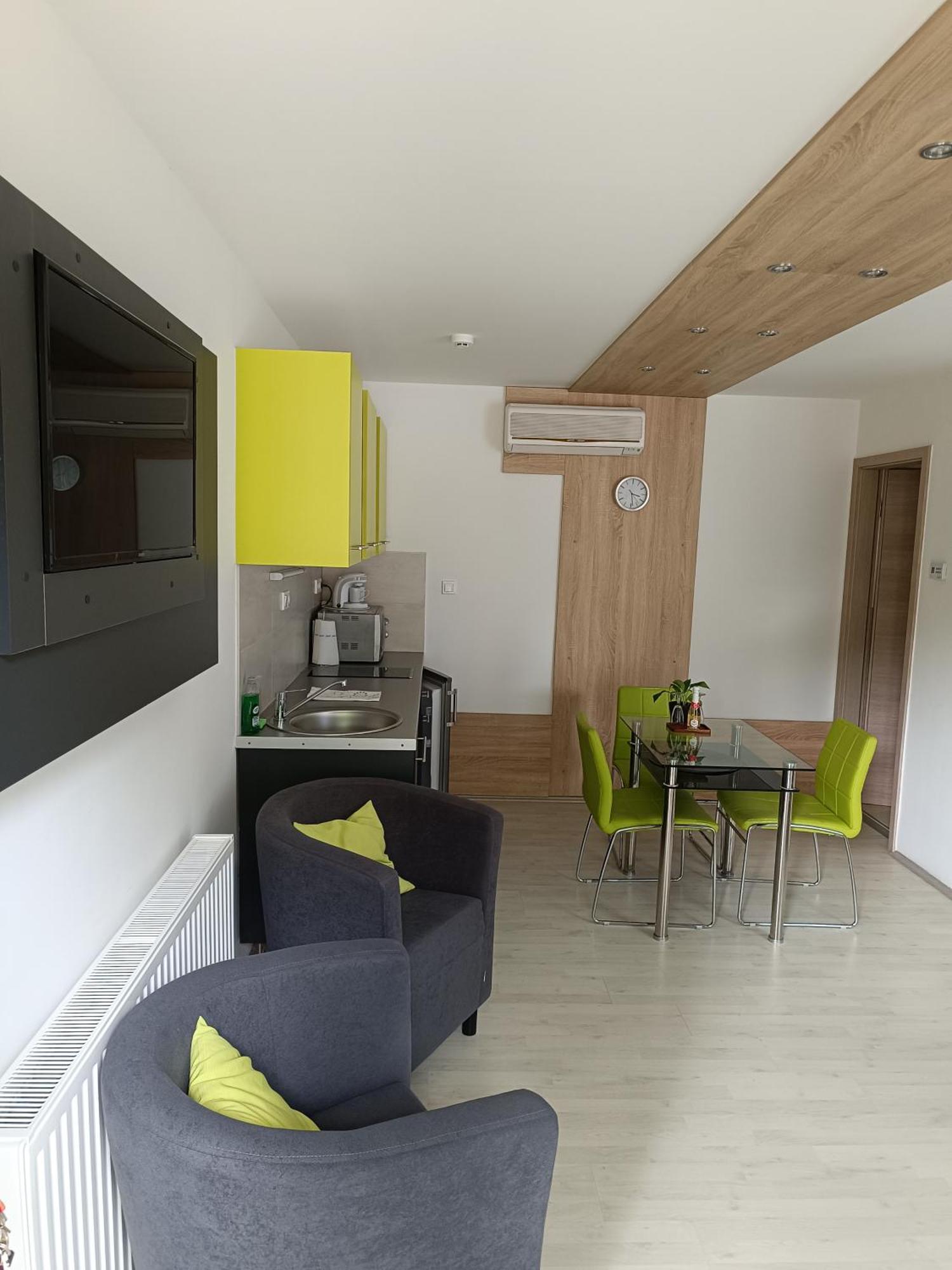 Ujhely Apartmanhaz * Siofok