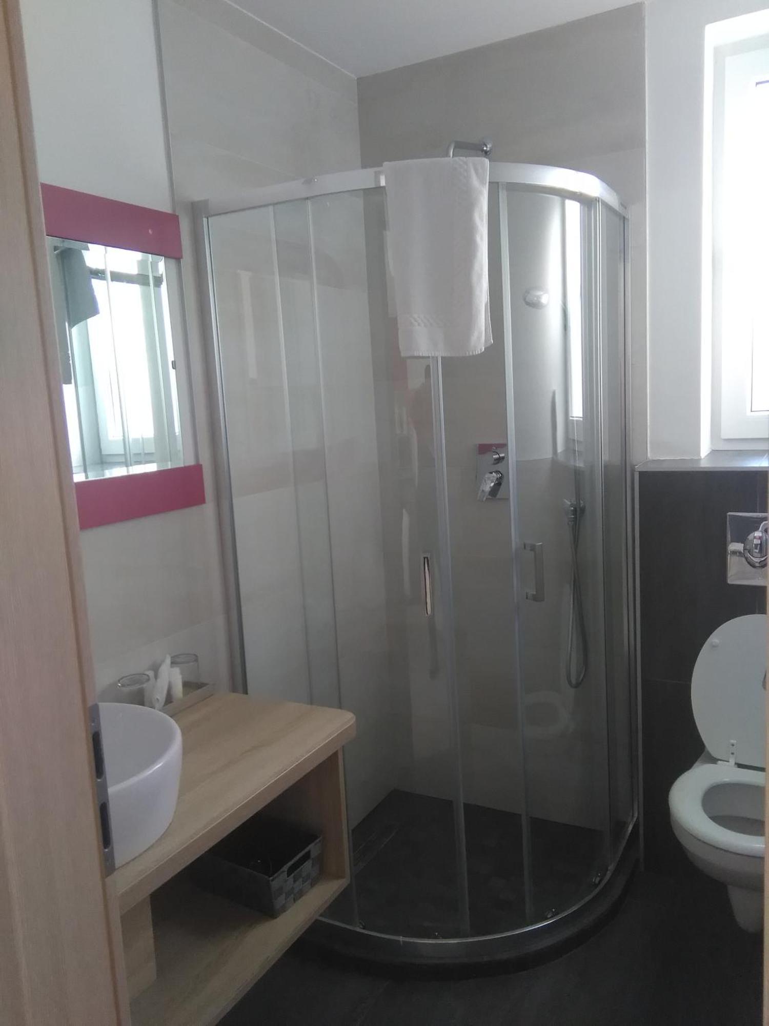 Apartament Ujhely Apartmanhaz *